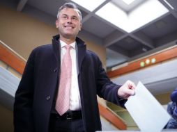 La clara victoria de Hofer contradice todas las encuestas de las últimas semanas que indicaban que Van der Bellen era el favorito. EFE / L. Niesner