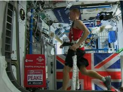 El británico de 44 años terminó con un tiempo de 3 horas y 35 minutos, la marca del maratón más rápido en órbita. AP / European Space Agency