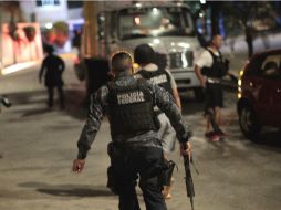 Policías Federales realizaron un recorrido para resguardar las zonas aledañas a los tiroteos. AFP / P. Pardo