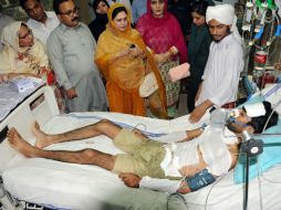 Shaheen Shafiq, miembro de la Asamblea Nacional paquistaní, visita a uno de los afectados. EFE /  F. Kareem
