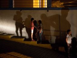 Habitantes sienten inquietud de que los cortes sean más prolongados, especialmente en las noches. AP / F. Llano
