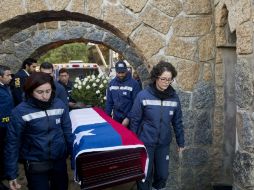 Trabajadores del Servicio Médico Legal llevan los restos del poeta Pablo Neruda a su casa-museo en la costa central chilena. AP / E. Felix