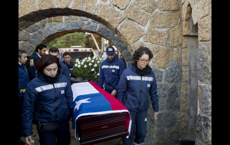 Trabajadores del Servicio Médico Legal llevan los restos del poeta Pablo Neruda a su casa-museo en la costa central chilena. AP / E. Felix