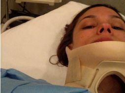 La conductora caminaba y sin darse cuenta que se encontraba mojado y con jabón, resbaló. TWITTER / @Tabatajalilreal