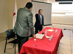 El titular de SSJ, Antonio Cruces Mada, tomó protesta a Montiel Hernández como nuevo titular del Seguro Popular. TWITTER / @saludjalisco