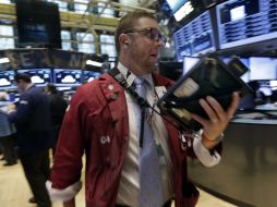 El NYSE Composite muestra una ligera alza de 4.40 puntos (0.04 por ciento) al ubicarse en 10 mil 526.98 unidades. AP / ARCHIVO