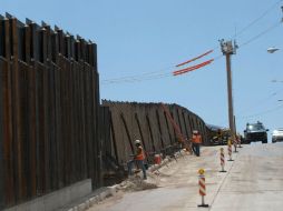 México, por su parte, califica de errónea la propuesta de amurallar la frontera y frenar el comercio entre ambos países. EFE / ARCHIVO