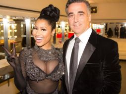 Lo que más llama la atención es que mientras sonríe, su pezón izquierdo no se quedó guardado en el sostén. INSTAGRAM / @nickiminaj