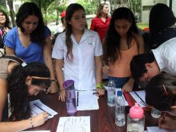 La oposición está recolectando firmas para poder quitar del poder a Maduro. NTX / R. Rivera