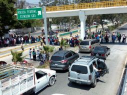 Transportistas y pobladores de comunidades de la sierra bloquearon la Autopista del Sol en exigencia de mayor seguridad. SUN / D. Téllez