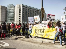Diversas organizaciones pro inmigrantes impedían el acceso al evento que se lleva a cabo en Burlingame, California. AFP / R. Talaie