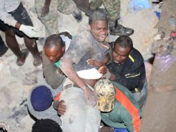 Equipos de rescate trabajan a marchas forzadas para salvar el mayor número de vidas posible. AFP /
