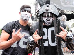 Varios fanáticos festejaron al equipo con atuendos ingeniosos representando la llegada de los Raiders al país. NTX / I. Hernández
