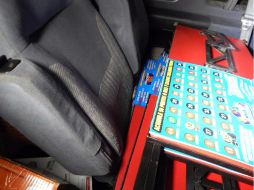 Las autoridades aseguraron una camioneta Ford con diversos artículos que eran premios para los jugadores. ESPECIAL /