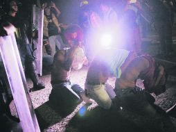 Chilpancingo. Momento cuando manifestantes fueron detenidos durante un bloqueo a la Autopista del Sol. EFE /