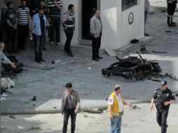 Un auto fue perseguido por la Policía, que acordonó toda la zona alrededor del edificio atacado. AP /