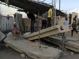 Numerosos vehículos, así como viviendas, resultaron afectados tras las explosiones. AP / K. Kadim