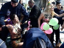 Las militantes de Femen acudieron con pañuelos en la cabeza y escobas, así como botellas de champán. AFP /  A. Jocard