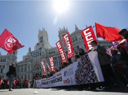 En Madrid miles de personas, incluidos líderes del partido Socialista, desfilaron en una marcha organizada por sindicatos. EFE / J. Hidalgo