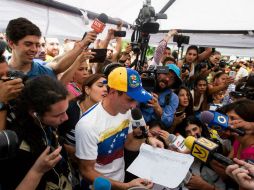 El líder opositor Henrique Capriles aseguró que se recabaron 2.5 millones de rúbricas, superando las 195 mil necesarias. AFP / ARCHIVO