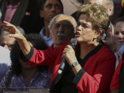 La presidenta promete que luchará hasta el fin para defender su gobierno en celebración por el Día del Trabajo. EFE / S. Moreira