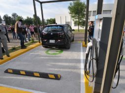 El híbrido es mucho más flexible, ya que el eléctrico tiene rango limitado sin estaciones de carga rápida. NTX / ARCHIVO