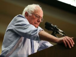 Su argumento son varios sondeos recientes según los cuales Sanders podría vencer más fácilmente a Donald Trump. AFP / J. Raedle