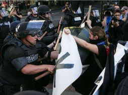 En Seattle, docenas de personas vestidas de negro se congregaron en un parque céntrico y se enfrentaron con los agentes. AP / B. Hansen