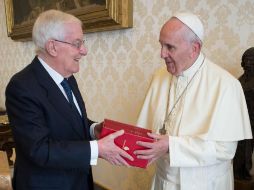 Víctor García de la Concha, filólogo y director del Instituto Cervantes, fue el encargado de entregar el volumen al líder católico. EFE /