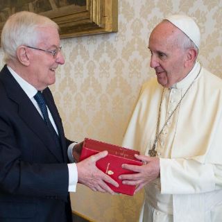 El Papa recibe como regalo edición especial del 'Quijote'