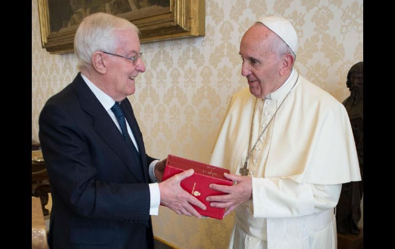 Víctor García de la Concha, filólogo y director del Instituto Cervantes, fue el encargado de entregar el volumen al líder católico. EFE /