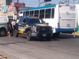 El conductor del transporte público, Jorge Isaac Jiménez, de 40 años, permanece en el lugar tras el hecho vial. EL INFORMADOR /