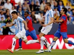 Los defensas del Málaga el uruguayo Federico Ricca (i) y Raúl Albentosa, luchan por el balón. EFE / J. Zapata
