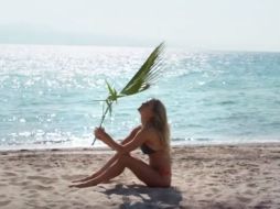 Refaeli, que está embarazada, presentaba en las imágenes la línea de ropa de playa de la firma. YOUTUBE / HOODIES הודיס