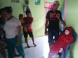 El pescador Pardin posa junto a la muñeca; la familia se sentía bendecida por tener a un 'ángel caído' en casa. AFP / STR