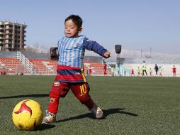 El pequeño recibió un balón y playeras firmadas por el Astro argentino, aunque no lo ha podido conocer personalmente. EFE / ARCHIVO
