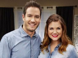 Tiffani Thiessen y Mark Paul Gosselaar volvieron a posar juntos como hace años. ESPECIAL / cookingchanneltv.com