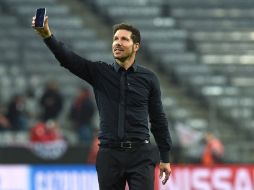 Simeone se toma una selfie al finalizar el duelo de semifinales ante el Bayern Munich. AFP / C.Stache