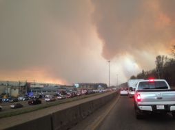 Imágenes difundidas por medios locales mostraron largas filas de vehículos en las carreteras. AP / G. Halinda