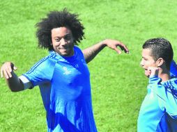 Relajados. Marcelo (izquierda) bromea con Cristiano Ronaldo durante la práctica. AP /