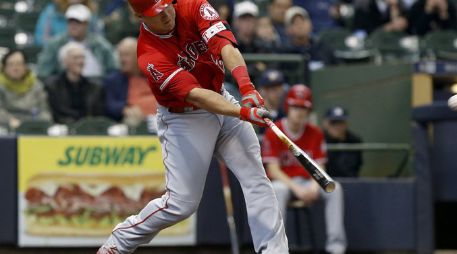 Trout fue efectivo con el bat ante los Cerveceros. EFE / D.Buell