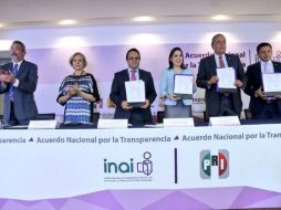 Imagen de la firma de convenio entre representantes del PRI y el INAI. TWITTER / @INAImexico