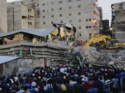 Miembros de los cuerpos de rescate buscan supervivientes a marchas forzadas. EFE / D. Irungu