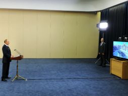 Vladimir Putin abrió el concierto con un mensaje por video, donde destaca la liberación de toda civilización ante el terrorismo. EFE / M. Klimentyev