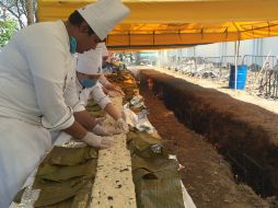 El tamal de una sola pieza fue colocado sobre una estructura metálica y metido a una zanja con una cama de brazas ardientes. NTX / J. Almeida