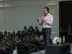 Lemus lanza el reto durante un encuentro con estudiantes de la Universidad del Valle de Atemajac. TWITTER / @PabloLemusN