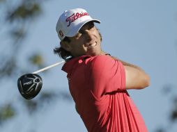 Andrew Loupe observa su disparo de salida en el hoyo 16 en el Club Quail Hollow de Charlotte. AP / C. Burton