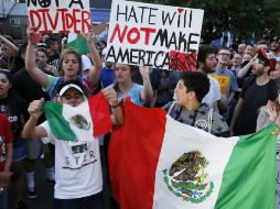 Protesta con banderas mexicanas contra la visita de Donald Trump a Eugene, Oregon. AP / R. Kang