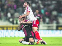 Choque. Orlando Díaz de Xolos pelea el balón con el defensa del Atlas, Rafael Márquez. EL INFORMADOR /