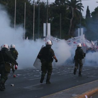 Protestas se intensifican en Grecia ante votación de reformas fiscales